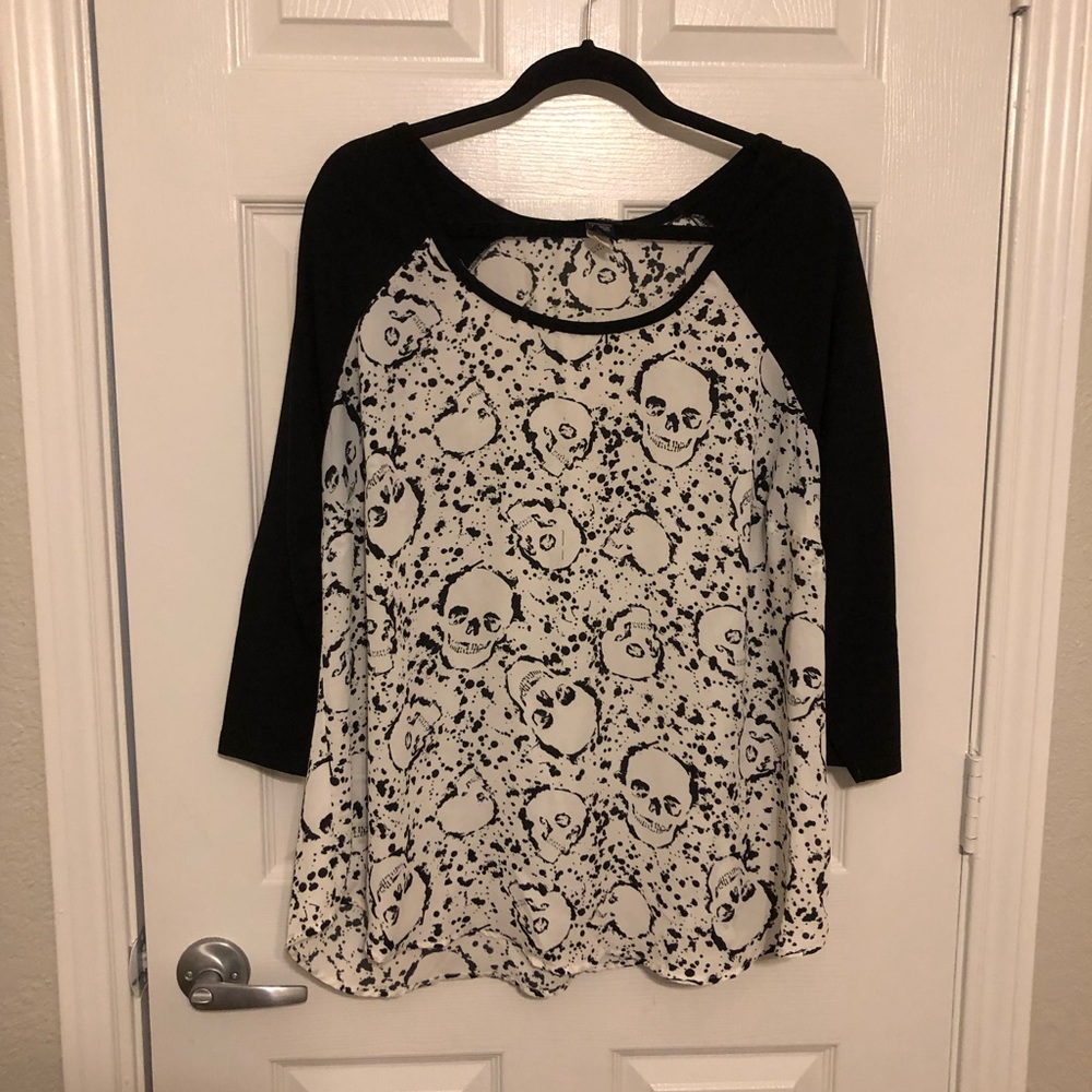 Torrid size 2 3/4 sleeve top with skulls